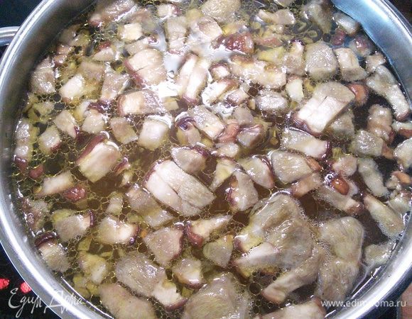 К фасоли и грибам добавить поджаренные коренья, лавровый лист, соль, оба вида перцев.