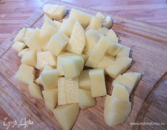 Картошку нарезать кубиком и добавить в суп, варить до готовности картофеля.