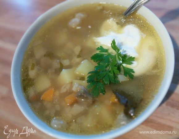 Подавать со сметаной. И совет от меня: попробуйте плеснуть в тарелочку с супом немного соевого соуса.  Приятного аппетита!