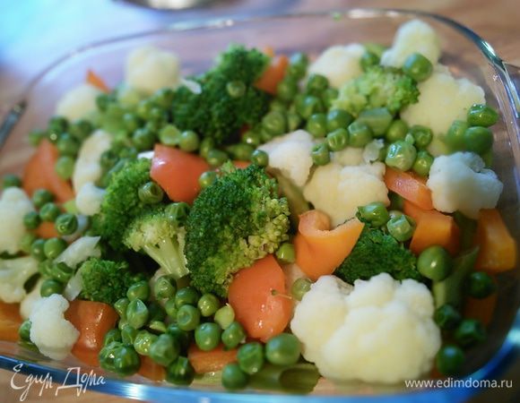 Все овощи, кроме болгарского перца, отварить в подсоленной воде в течении 3 мин. Откинуть на дуршлаг, дать стечь жидкости и уложить в форму для запекания, смазанную маслом.