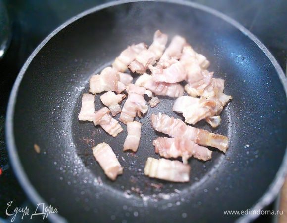 Бекон поджарить на сковороде до румяной корочки.