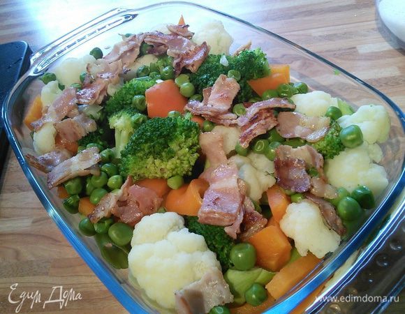 Разложить бекон на овощи.