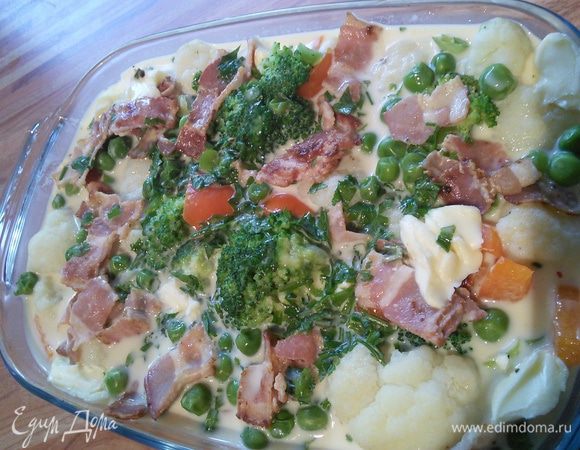 Овощи залить яично-молочной смесью, посыпать натертым сыром. Запекать в разогретой духовке при температуре 180° в течении 30-40 мин. до золотистой корочки.