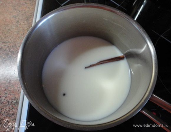 Молоко влить в кастрюлю, поставить на средний огонь, добавить одну палочку корицы и гвоздику.