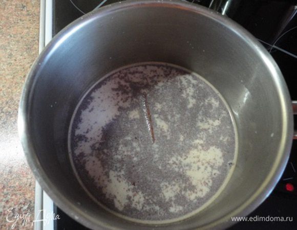 Шоколад поломать или нарезать небольшими кусочками, добавить в молоко. Медленно довести до кипения, но не кипятить. Шоколад должен полностью раствориться.