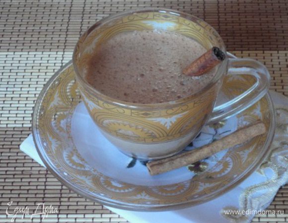 Перелить молочно-шоколадную смесь в блендер, взбить до однородности - в этом, по-моему, вся фишка - напиток становится воздушным!
Две палочки корицы разломить пополам (если они длинные, у меня коротенькие были), разложить по чашкам, залить горячим шоколадом и сразу подавать.
Будьте уверены - день удастся!