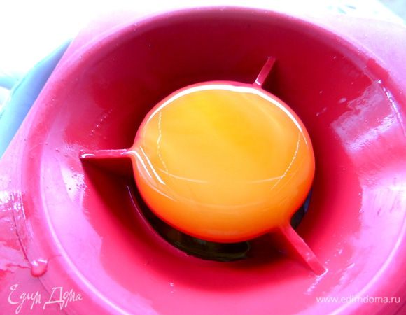 Отделим желтки от белков. Белки пока в сторону.