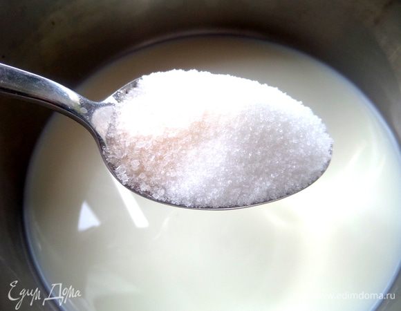 Молоко в это время ставим на огонь, оставив немного для разведения крахмала.  Сахар, ваниль по вкусу.