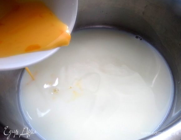 Выливаем массу с крахмалом в нагревшееся молоко (но не до кипения!).