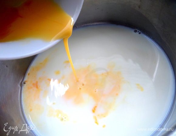 Продолжаем держать на огне,постоянно при этом перемешиваем.