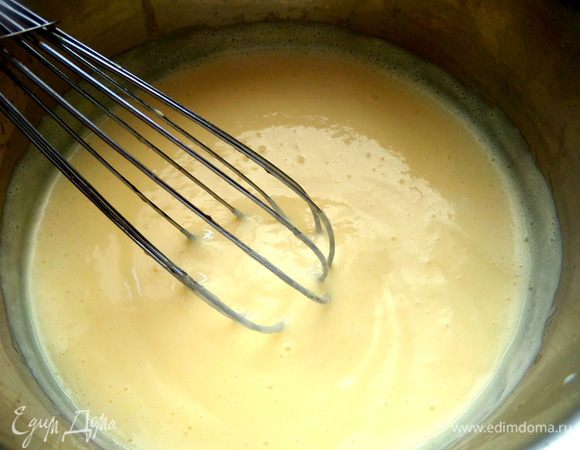Лучше это делать венчиком, мешаем до загустения.