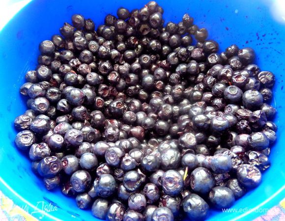 Чернику промываем, просушиваем.