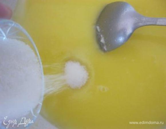 Приготовить тесто:
Маргарин (комнатной температуры) растопить на медленном огне, в большой миске, добавить молоко.
Остудить до комнатной температуры, всыпать сахар
