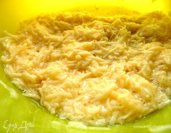 Белкам тут же находим применение: смешиваем с тёртым сыром в густую массу (сыр никогда не отмеряю, просто кладу на глаз, чтобы масса была густая, не расползалась!). Вообще использую целые яйца всегда, но и белок отлично подойдёт, ведь он нужен для связки!