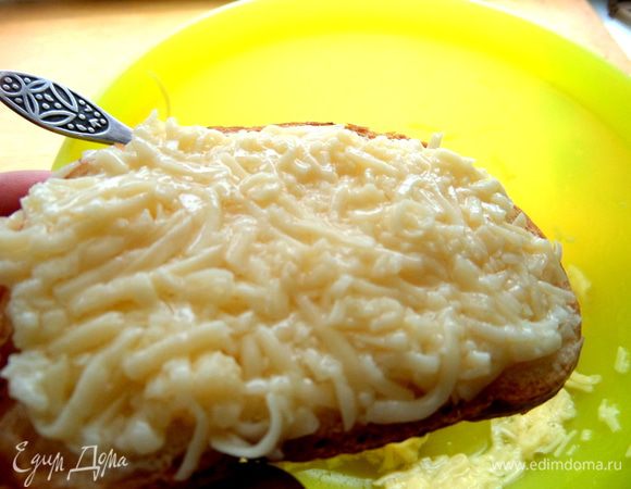 Намазываем сырную массу на хлеб...