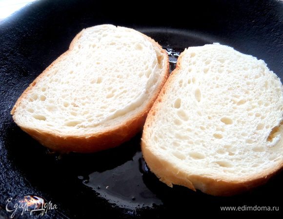 Разогреваем в сковороде масло и быстрым движением переворачиваем хлеб сыром вниз, можно слегка прижать.