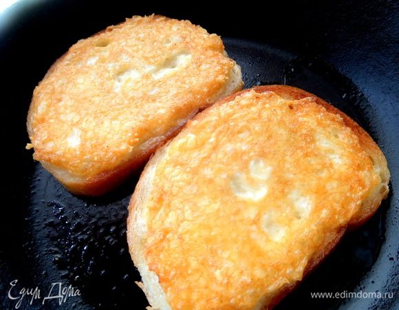 Когда сыр зажарится, переворачиваем и жарим снизу хлебушек.