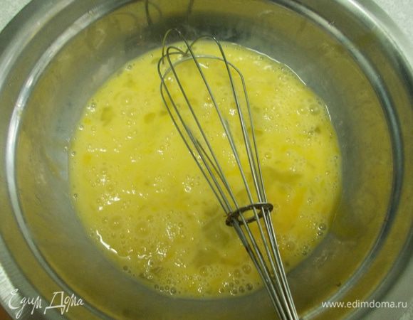 Духовку разогреваем до 200 градусов. Взбиваем в миске яйца.