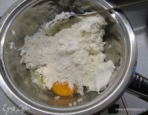Перемешать все ингредиенты. Изюм отжать и добавить к творожной массе.