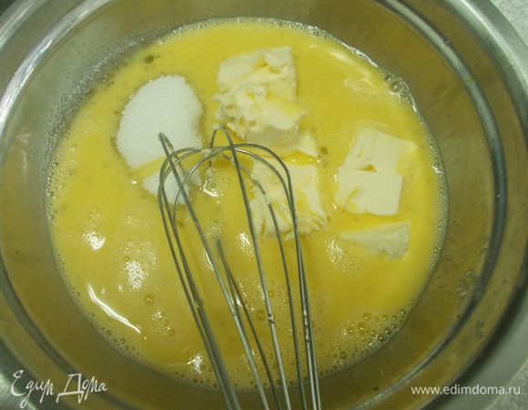 Добавляем сахар, мед и масло и ставим на водяную баню до полного растворения.