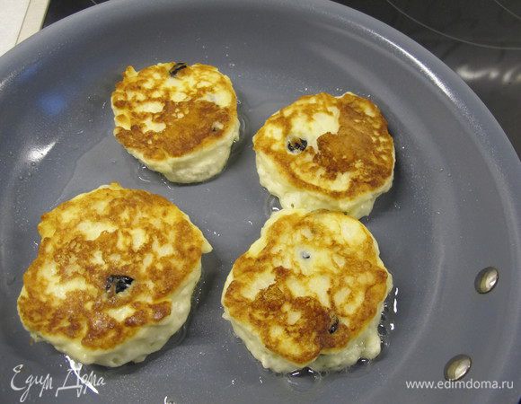 Перевернуть и обжарить до готовности под крышкой.