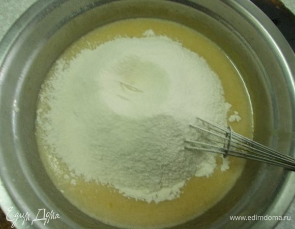 Добавляем просеянную муку и тщательно перемешиваем.