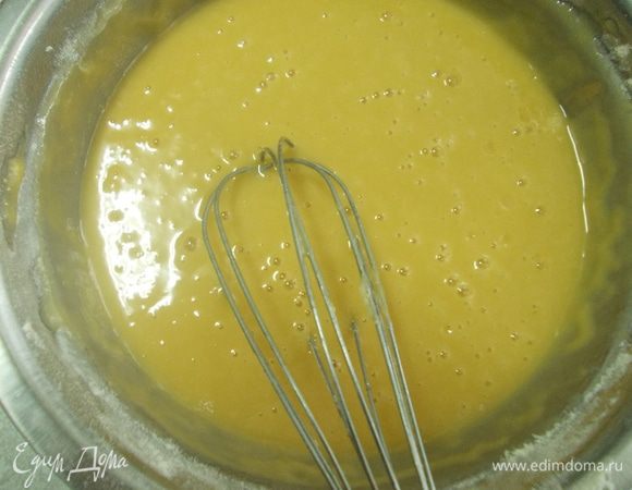 Масса получается не густая и клейкая, не стоит добавлять больше муки.