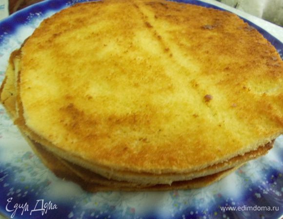 Теплый корж сразу же обрезаем по нужному размеру.