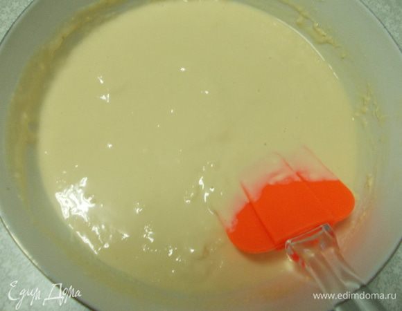 Готовим крем. Вареную сгущенку взбиваем и добавляем сметану, все перемешиваем. Желатин готовим по тому как написано в применении. Ставим массу что бы она загустела.