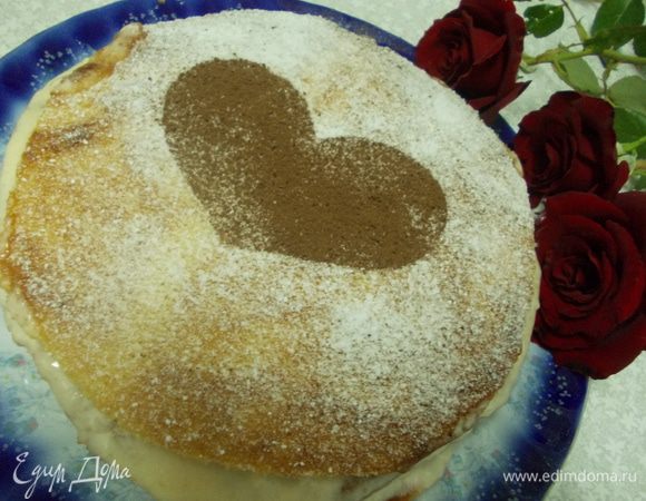 Каждый корж смазываем кремом. Я сверху посыпала пудрой и сделала сердце. Торт получился очень вкусным, приятного аппетита.
