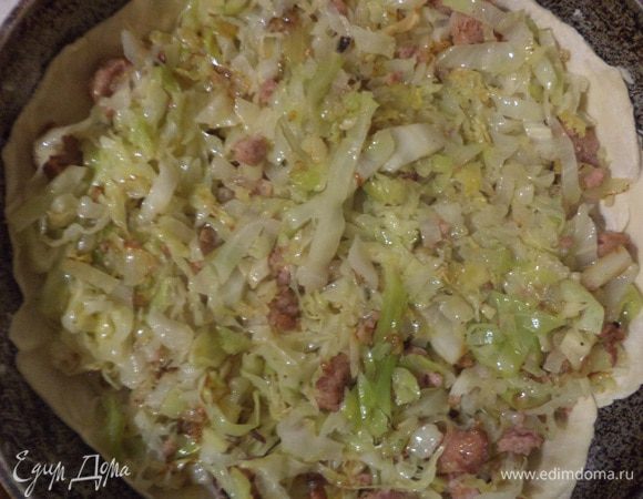 Слоёное тесто раскатать в 2 тонких пласта (один чуть больше, а второй чуть меньше).
Форму смазать маслом, выстелить большим пластом теста, сформировать бортики.
На тесто выложить начинку.