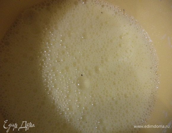 Для заливки яйца взбить со сметаной, посолить и поперчить.