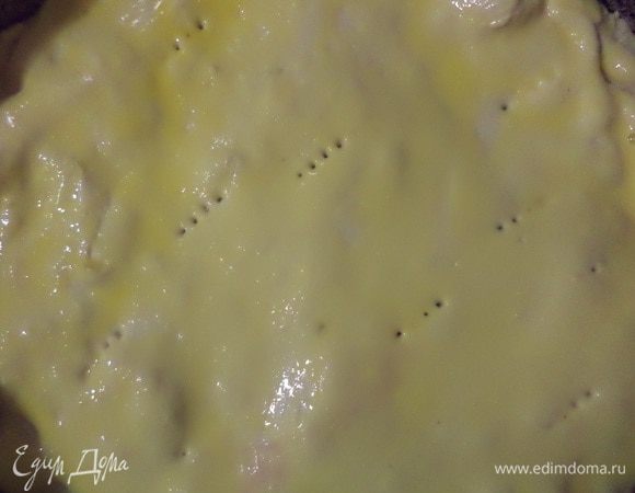 Начинку полить заливкой. Накрыть оставшимся пластом теста и плотно защипить края.
Наколоть тесто вилкой, смазать желтком, выпекать при температуре 190 градусов 20 - 25 мин, посыпать тёртым сыром, выпекать ещё 5 минут.