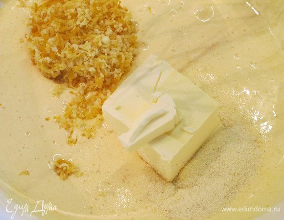 В желтковую массу добавляем манную крупу, масло комнатной температуры и цедру, все хорошо перемешиваем.