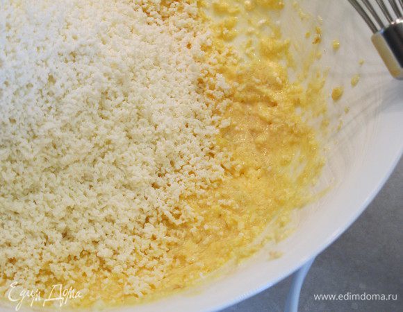 В получившуюся массу добавляем протертый через сито творог и перемешиваем до однородного состояния.