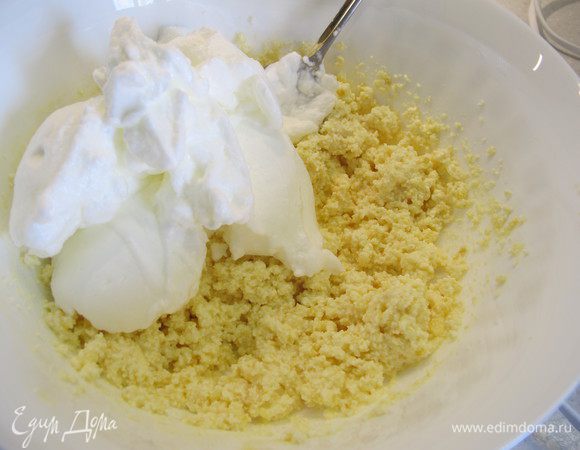 Белки взбиваем с щепоткой соли до пиков. 
Выкладываем белки в творожную массу и аккуратно их вмешиваем.