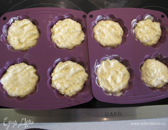 Формочки смазываем маслом и выкладываем массу. Выпекаем в заранее разогретой духовке на 180гр. 45 минут.