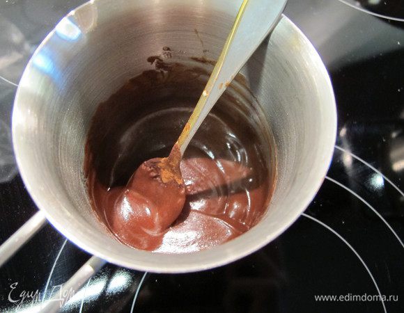 Пока пекутся сырники делаем глазурь: на маленьком огне растопить масло с сахаром постоянно помешивая. Затем добавить сметану и какао, хорошо вымешать и постоянно помешивая довести до кипения и снять с огня.