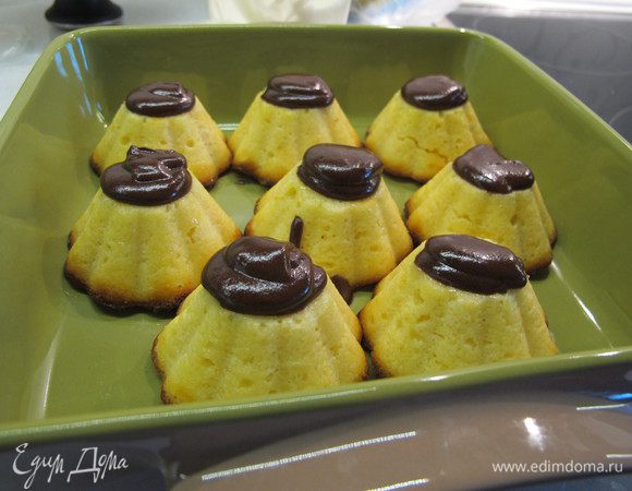 Сырникам дать остыть в формочках, затем выложить их и полить горячей глазурью.
Отправить сырники в холодильник на ночь.