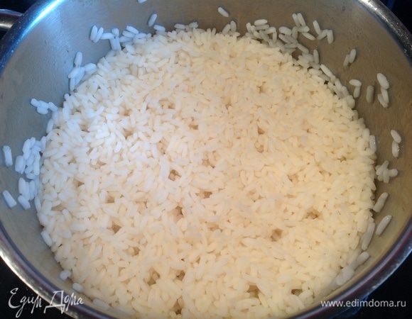 Отварите рис до готовности и остудите.
