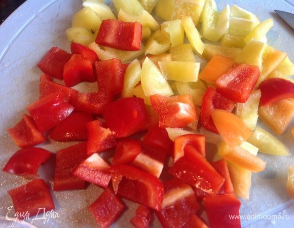 Сладкий перец очистите от семян и нарежьте кубиками.