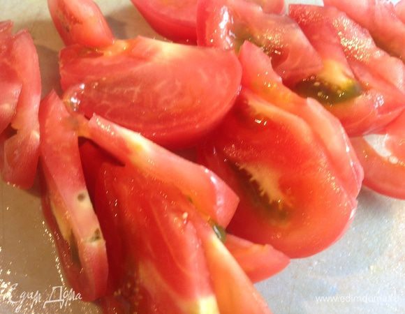 Помидоры нарежьте дольками.