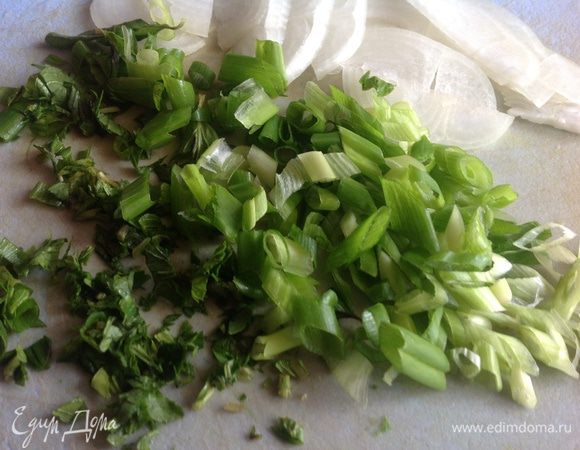 Лук нарежьте полукольцами. Зеленый лук и мяту мелко порубите.