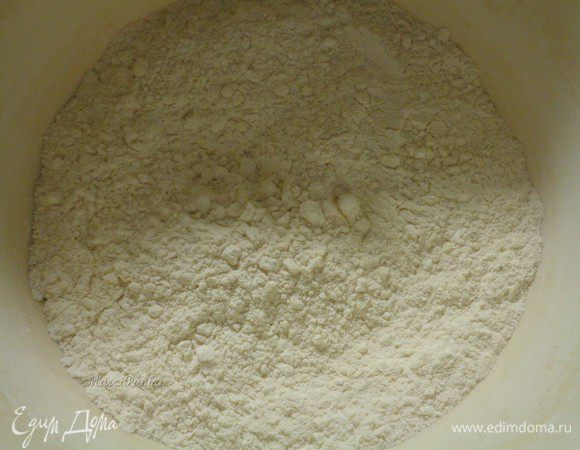 Сливочное масло предварительно растопите до комнатной температуры.
Смешайте сухие ингредиенты в чаше между собой.