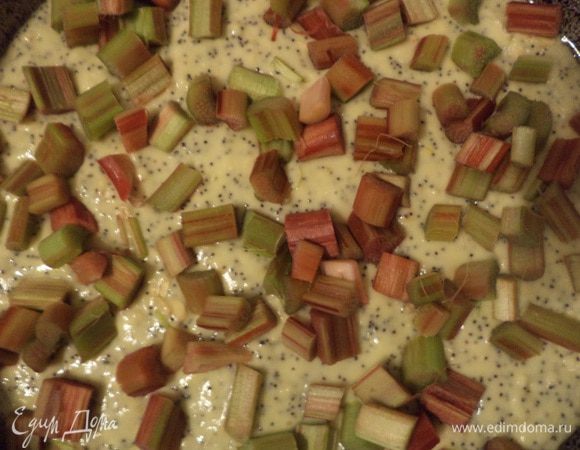 Ревень нарезать кусочками.