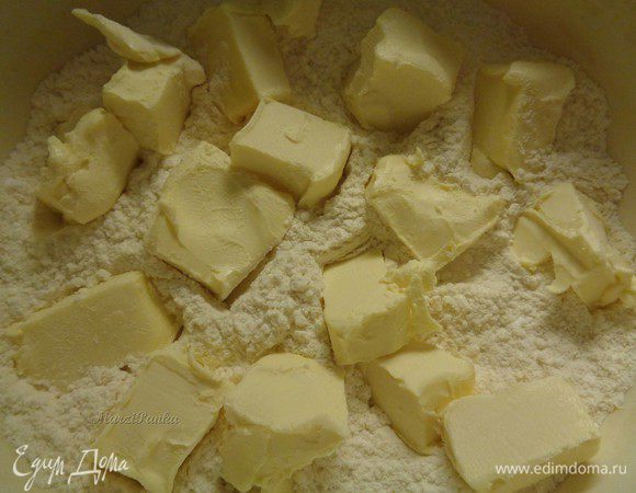 Масло порежьте кубиками. Щипками вмешайте его в сухую смесь. 