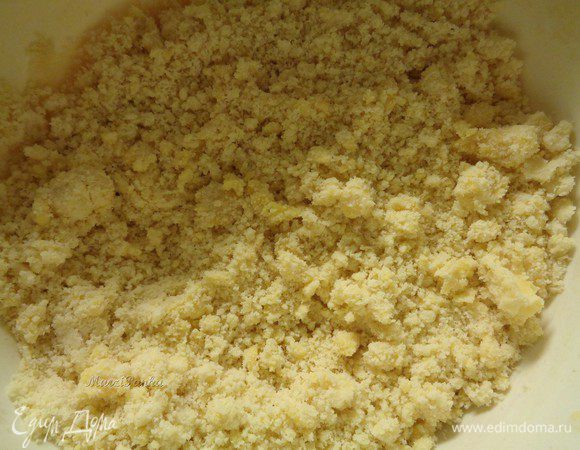 Добавьте к тесту желток. Структура станет более влажной.