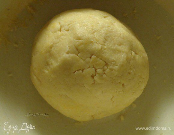 В конце добавьте очень холодную воду, которую можно даже предварительно подержать в холодильнике. Мне хватило 2-х столовых ложек, чтобы тесто скаталось в шар. Если у вас не формируется шар, то просто по чуть-чуть добавляйте воду до нужной кондиции.