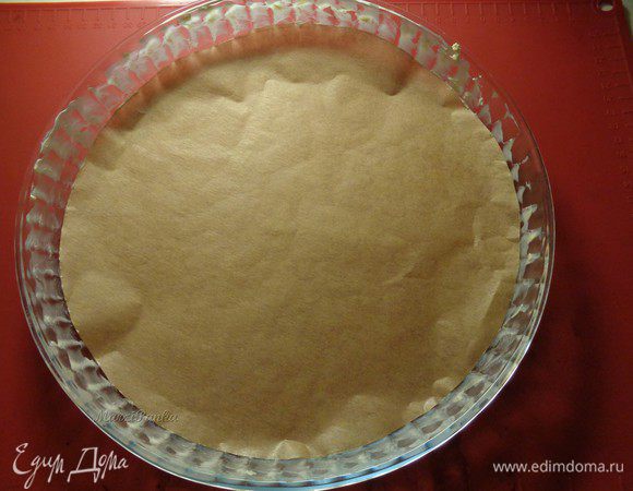 Подготовим форму для тарта. Дно застелим пекарской бумагой, края смажем мягким маслом.