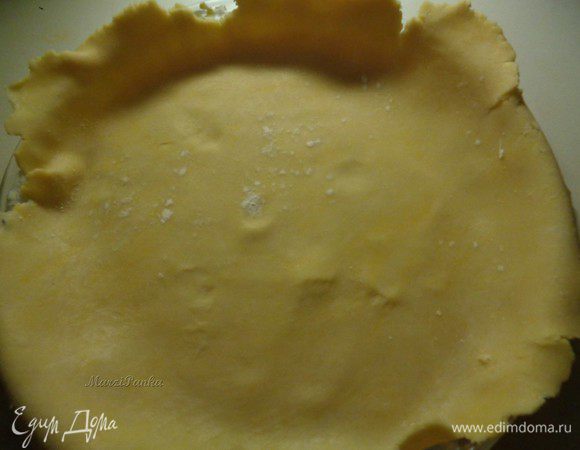 Накрутим на скалку тесто и аккуратно перенесем его в форму.